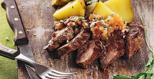 Стейк с соусом и печеным картофелем