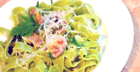 Зеленая паста феттучини карбонара