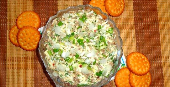 Салат с фаршем и соленым огурцом