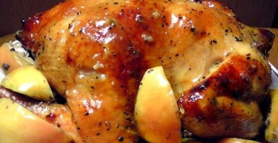 Курица, фаршированная яблоками, в духовке