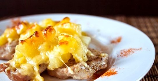 Мясо по-французски с ананасом