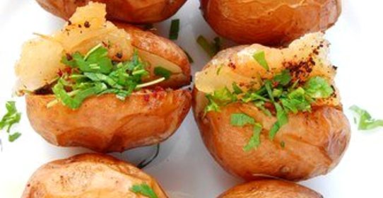 Печеный картофель с салатом и прошутто