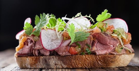 Тартин с ростбифом с кунжутно-луковой заправкой