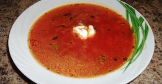 Обычный говяжьи борщ со свеклой и свежей капустой