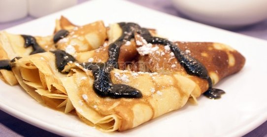 Блины на молоке с джемом из щавеля