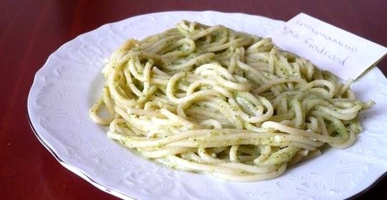 Спагетти с зеленым соусом