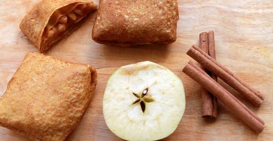 Блинчики с яблоками в карамели