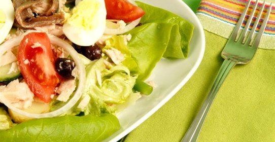 Салат из тунца и анчоусов со свежими овощами и зеленью