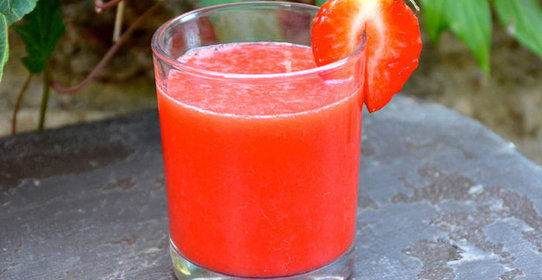 Витаминный сок из ананаса и ягод