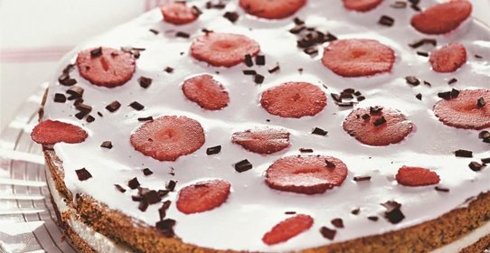 Маковый торт с клубникой