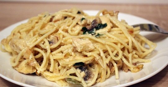 Спагетти с курицей и грибами в сырно-сливочном соусе