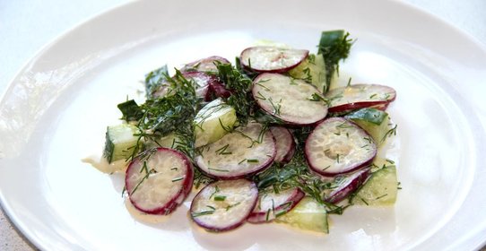 Салат с редисом и огурцами