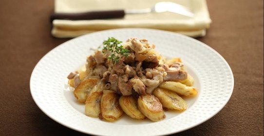 Куриное филе с жареными бананами