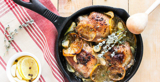 Жареные куриные бедра с прованскими травами и лимоном