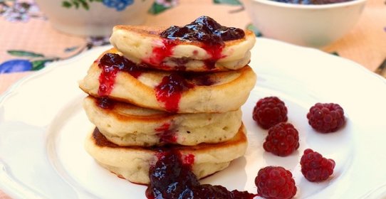 Оладьи без яиц с малиной