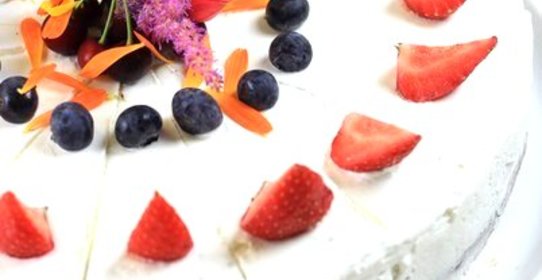 Торт с лесными ягодами и соусом из клубники