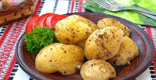 Молодой картофель тушёный со специями и сливочным маслом