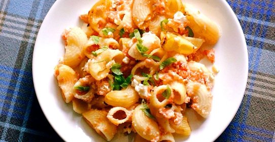 Макароны, запеченные с помидорами и брынзой