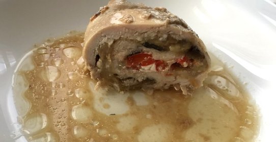 Рулетики из куриной грудки с баклажанами и перцем