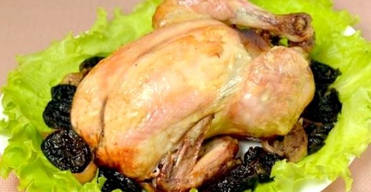 Курица, фаршированная яблоками и черносливом