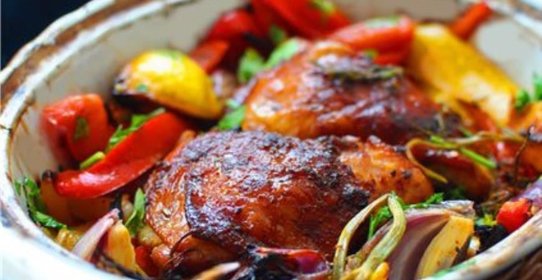 Курица, запеченная в овощном ассорти