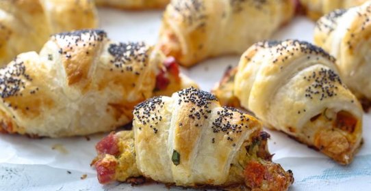 Рогалики с ветчиной, сыром и помидорами