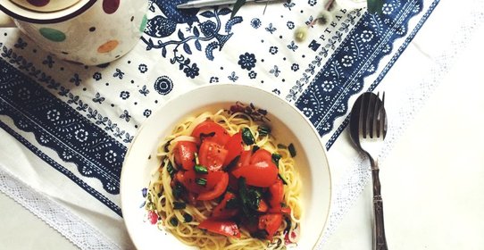 Спагетти с томатами и черемшой