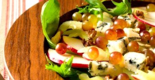 Салат из яблок, сушеной вишни и грецких орехов с заправкой из кленового сиропа и майонеза