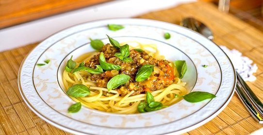 Спагетти болоньезе с соевым фаршем