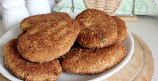 Котлеты из семги с пшеничными отрубями и кинзой