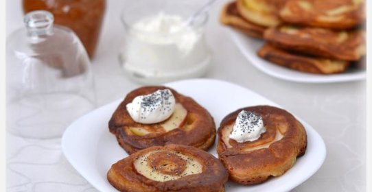 Медовые оладьи с яблоком