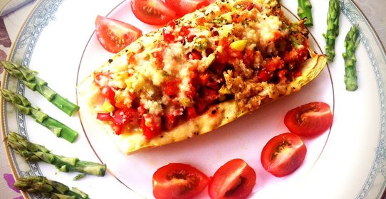 Вегетарианский кабачок, фаршированный сезонными овощами и пармезаном