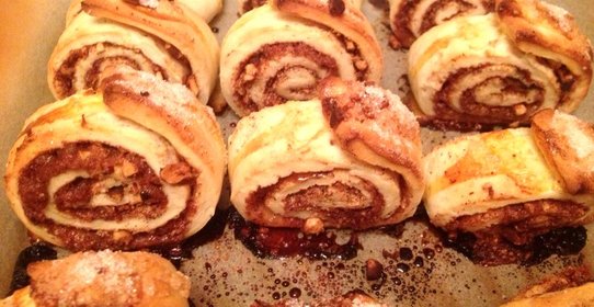 Булочки с корицей, орехами и сахаром