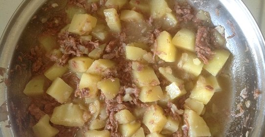 Картофель с тушенкой