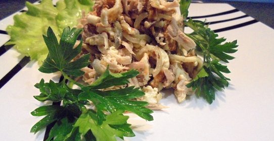 Салат «Министерский» с куриной грудкой и яичными блинчиками