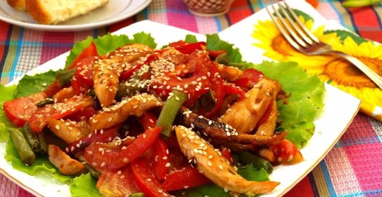 Тёплый салат с курицей,стручковой фасолью и помидорами