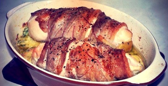 Куриная грудка в беконе с ароматной сырной начинкой на картофельной подушке