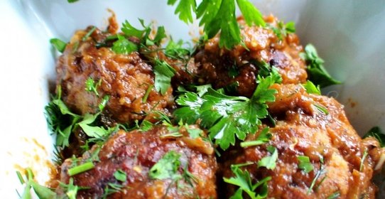 Тефтельки, запеченные в баклажанном соусе