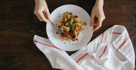 Картошка по-деревенски с овощами и курицей