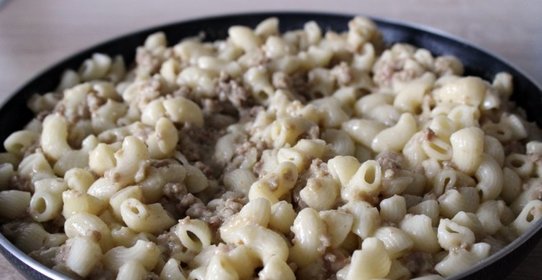 Макароны с мясным фаршем в сливочном соусе