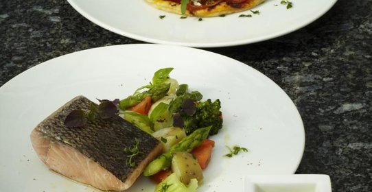 Лосось с овощами и шафрановым айоли