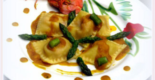 Равиоли с креветками и спаржей в цитрусовом соусе