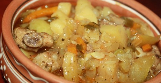 Летнее рагу со свининой и зеленым горошком в стручках и свежими овощами