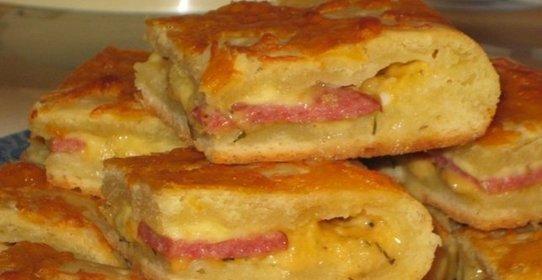 Пирог с колбасой и сыром