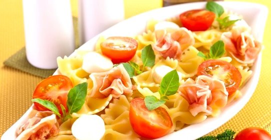 Макароны с беконом, моцареллой и помидорами