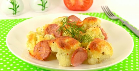 Цветная капуста запеченная с сосисками под сметанно-сырным соусом