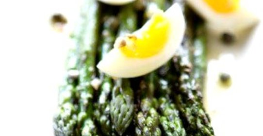 Зеленая спаржа с перепелиными яйцами, сельдереем и эстрагоном