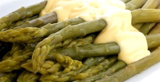 Зеленая спаржа под соусом