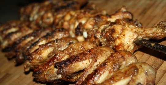 Хрустящие чесночные крылышки на мангале на шампурах