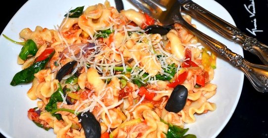 Кампанелле с тунцом, овощами и шпинатом